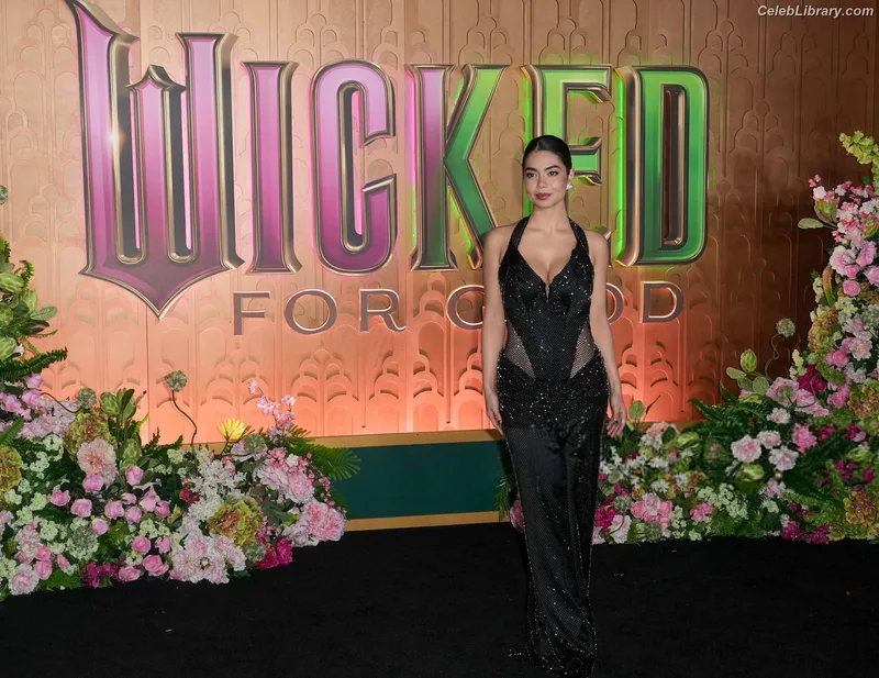 Auli'i Cravalho photo 1 of 423