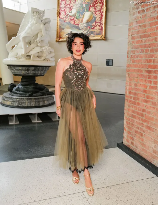 Auli'i Cravalho photo 4 of 423