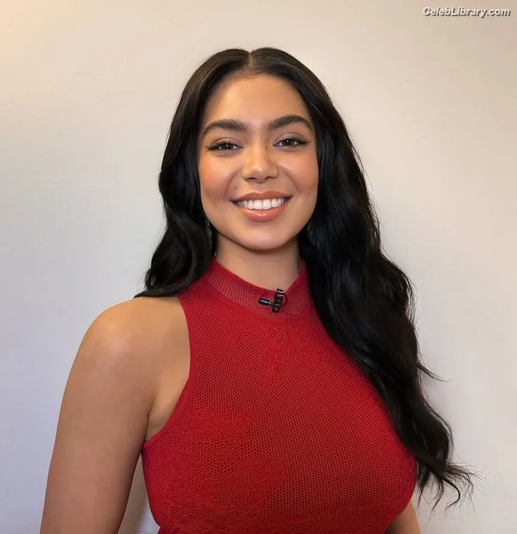Auli'i Cravalho photo 8 of 423