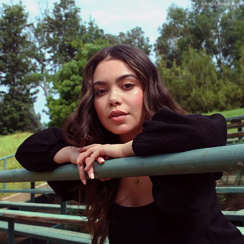 Auli'i Cravalho photo 10 of 423