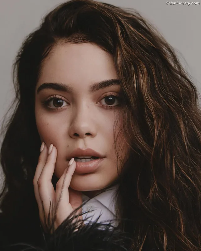 Auli'i Cravalho photo 12 of 423