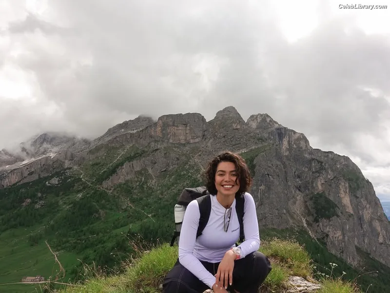 Auli'i Cravalho photo 13 of 423