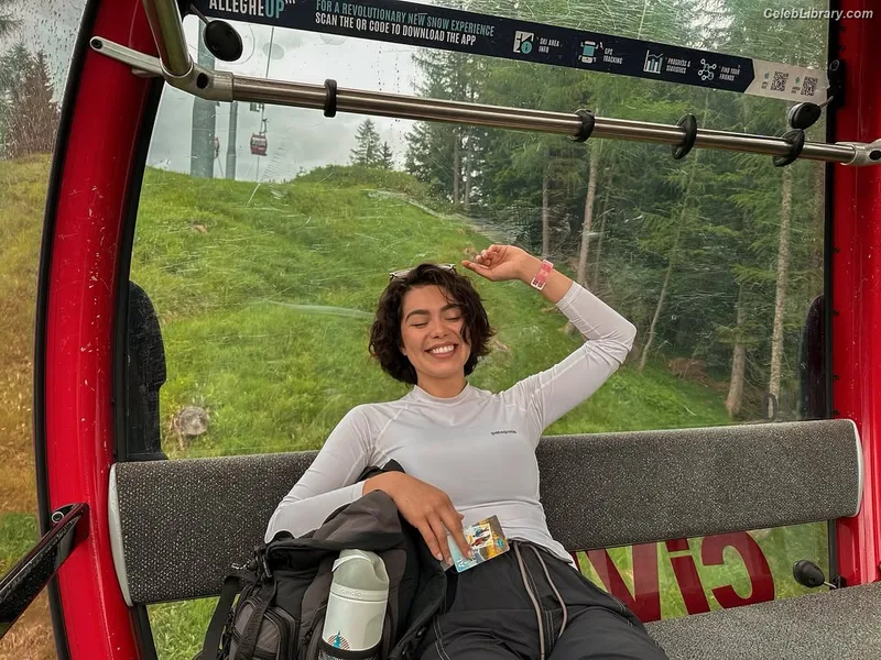 Auli'i Cravalho photo 14 of 423