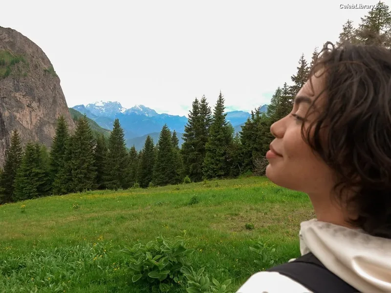 Auli'i Cravalho photo 15 of 423