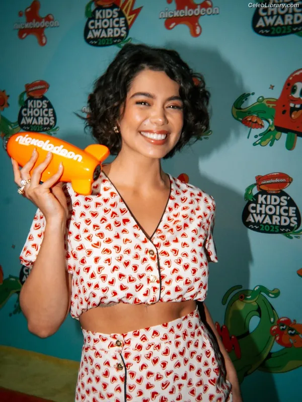 Auli'i Cravalho photo 16 of 423
