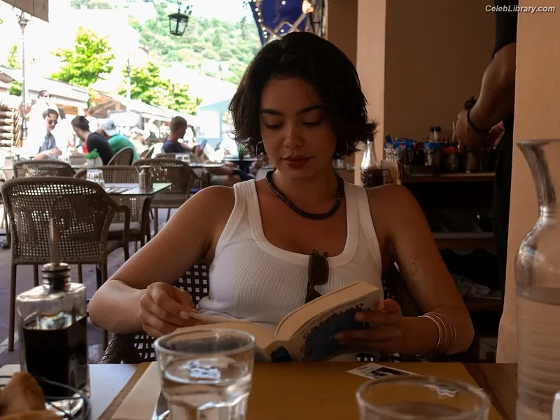 Auli'i Cravalho photo 17 of 423