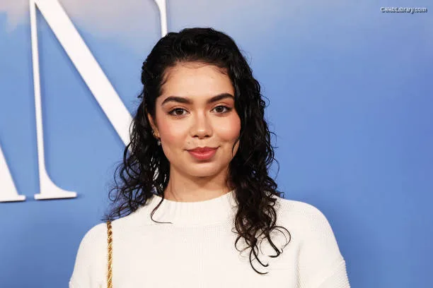 Auli'i Cravalho photo 21 of 423
