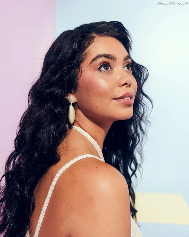 Auli'i Cravalho photo 2 of 423