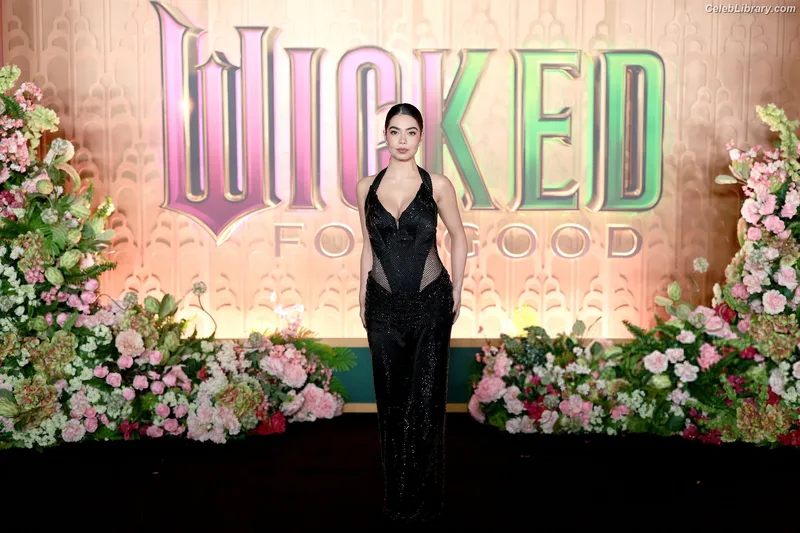 Auli'i Cravalho photo 11 of 423