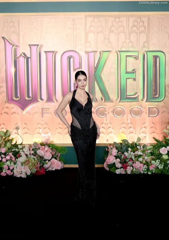 Auli'i Cravalho photo 14 of 423
