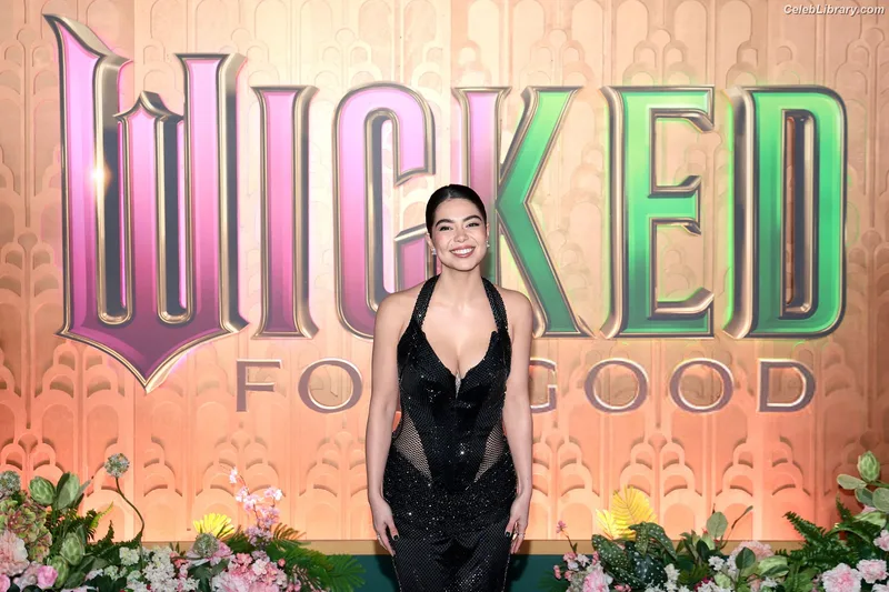 Auli'i Cravalho photo 15 of 423