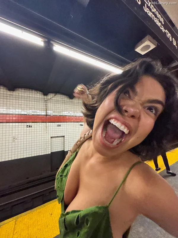 Auli'i Cravalho photo 17 of 423