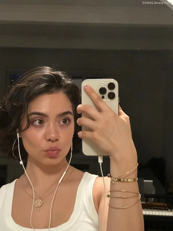 Auli'i Cravalho photo 19 of 423