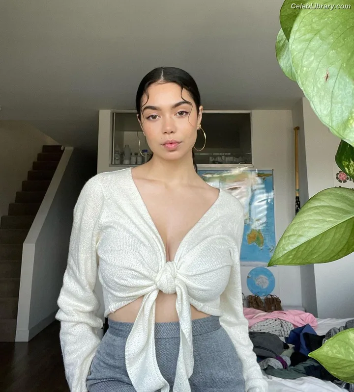 Auli'i Cravalho photo 10 of 423