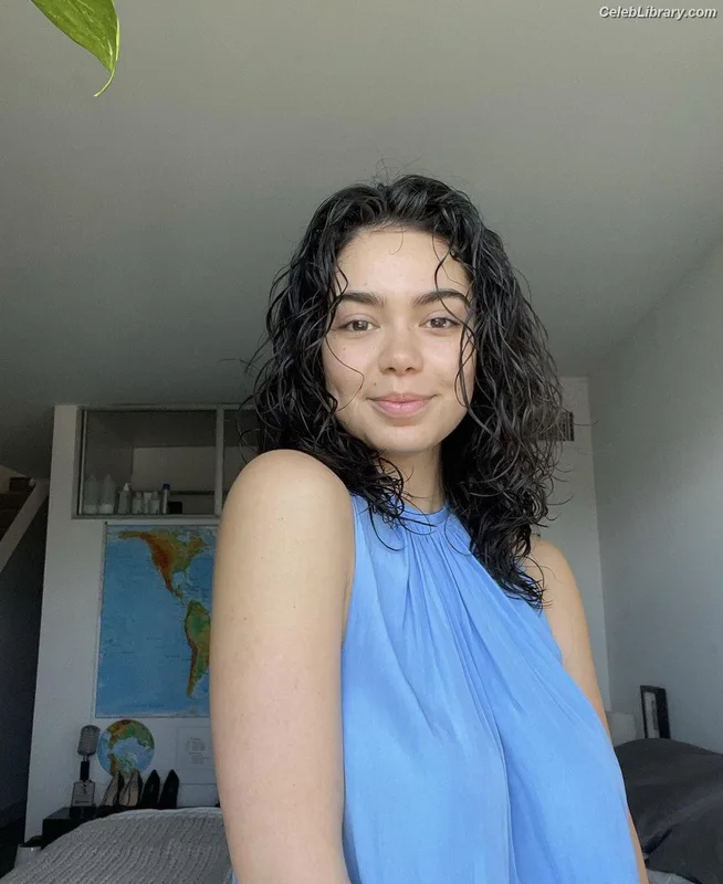 Auli'i Cravalho photo 21 of 423