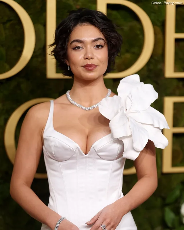 Auli'i Cravalho photo 16 of 423