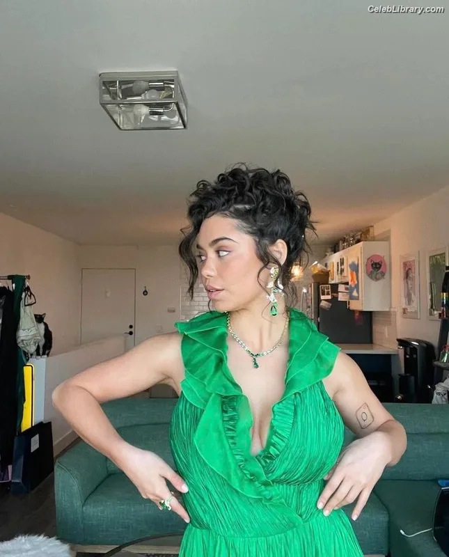 Auli'i Cravalho photo 19 of 423