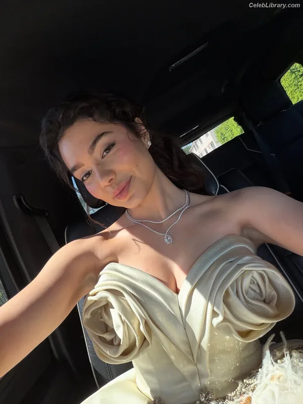 Auli'i Cravalho photo 1 of 423