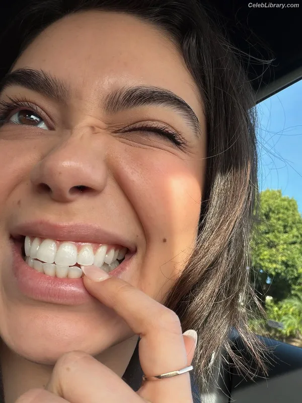 Auli'i Cravalho photo 7 of 423