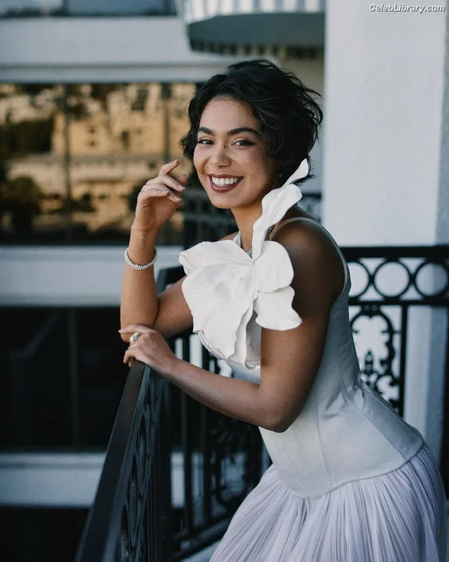 Auli'i Cravalho photo 10 of 423