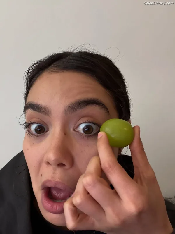 Auli'i Cravalho photo 12 of 423