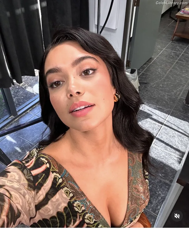 Auli'i Cravalho photo 16 of 423