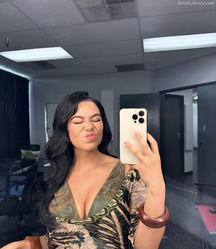 Auli'i Cravalho photo 17 of 423