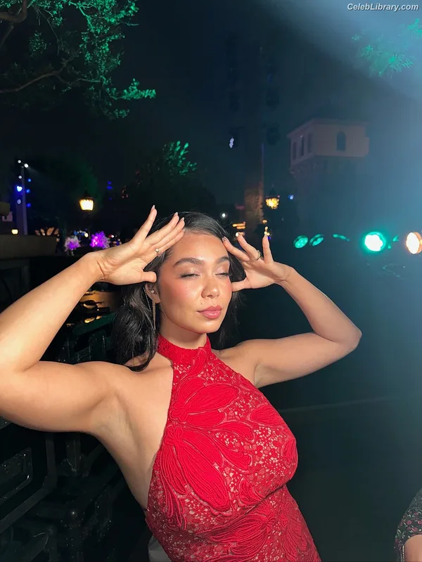 Auli'i Cravalho photo 24 of 423