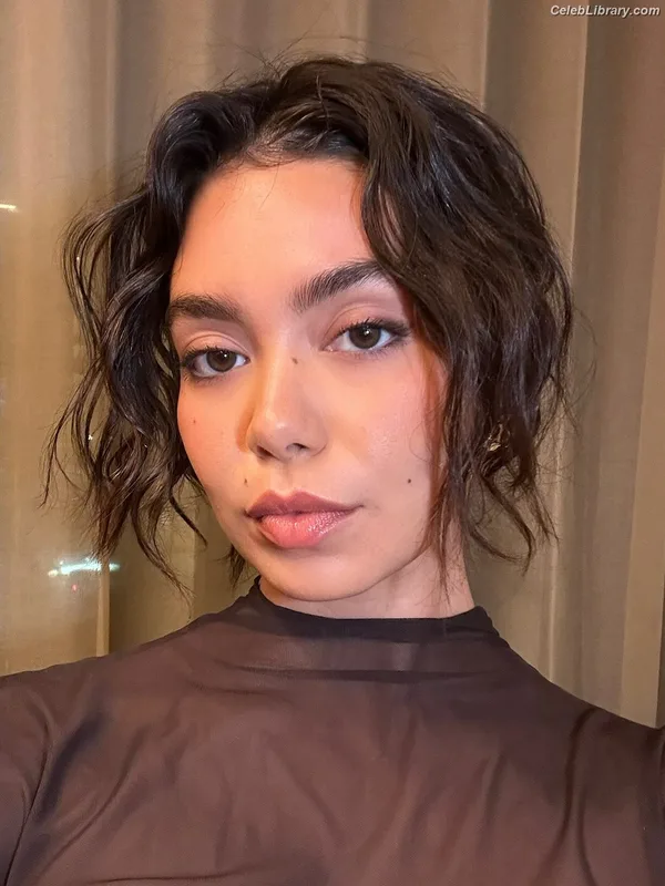 Auli'i Cravalho photo 3 of 423