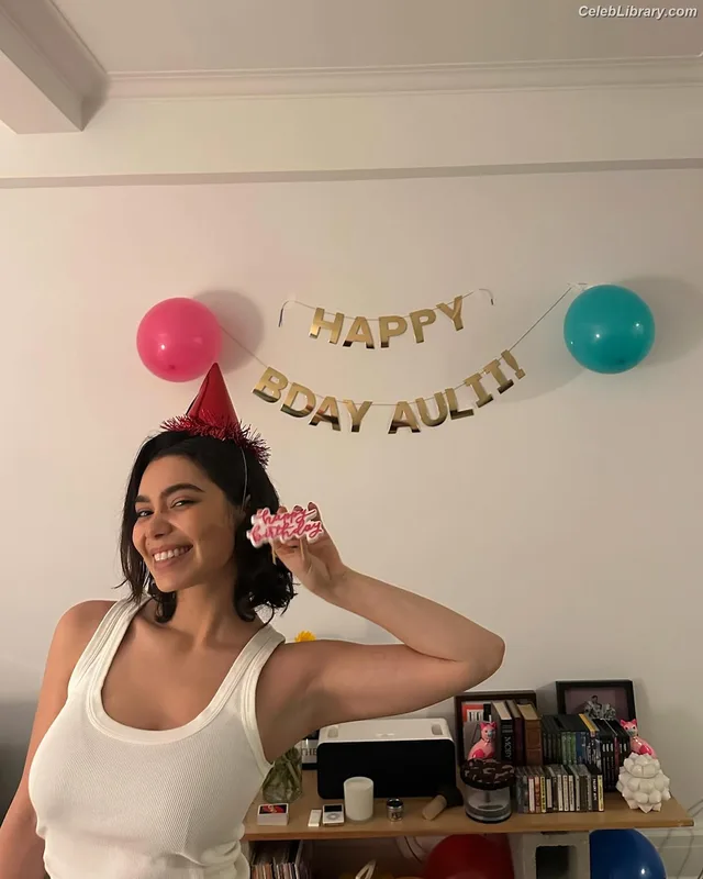 Auli'i Cravalho photo 9 of 423