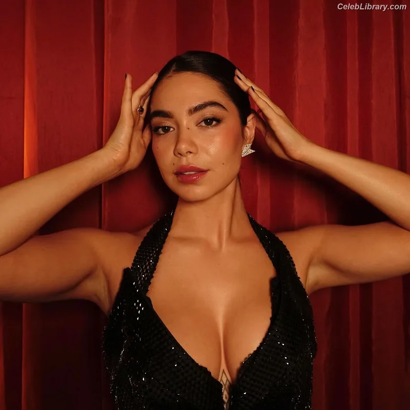 Auli'i Cravalho photo 13 of 423