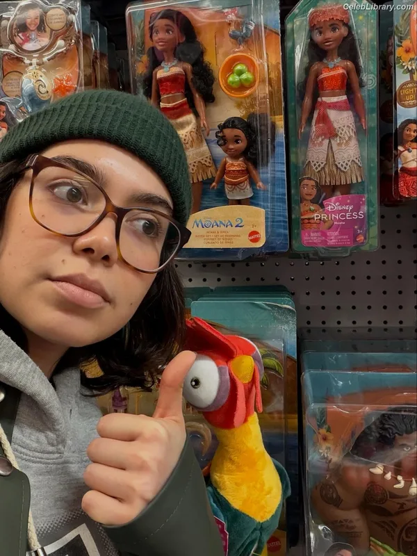 Auli'i Cravalho photo 18 of 423