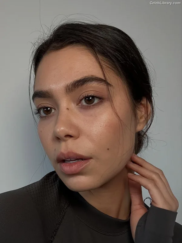 Auli'i Cravalho photo 19 of 423
