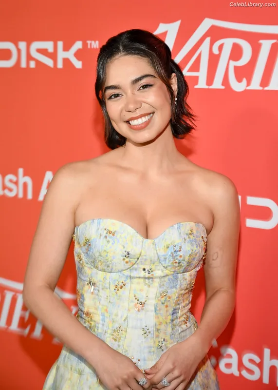 Auli'i Cravalho photo 1 of 423