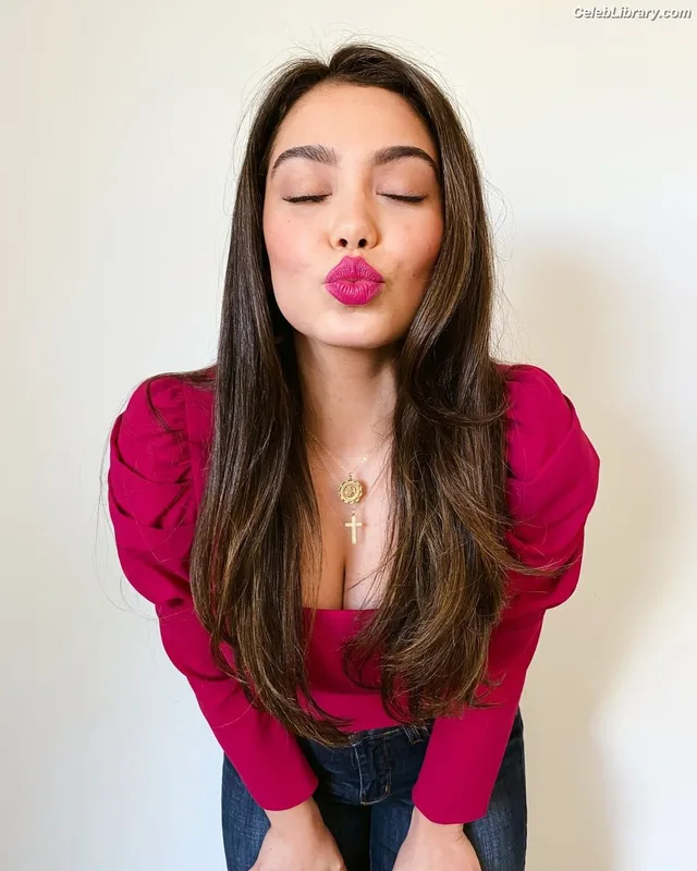 Auli'i Cravalho photo 6 of 423