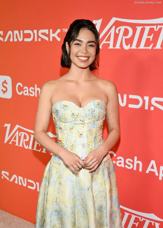 Auli'i Cravalho photo 18 of 423