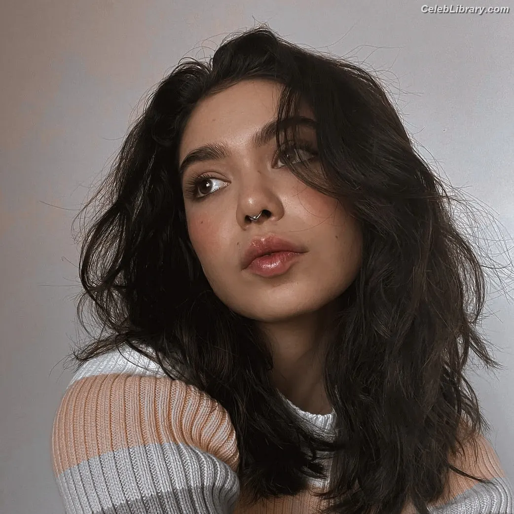 Auli'i Cravalho photo 11 of 422