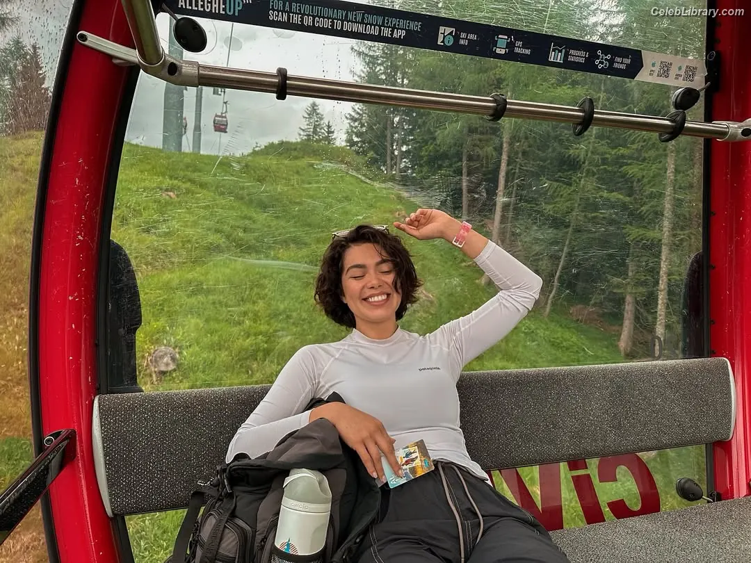 Auli'i Cravalho photo 14 of 422