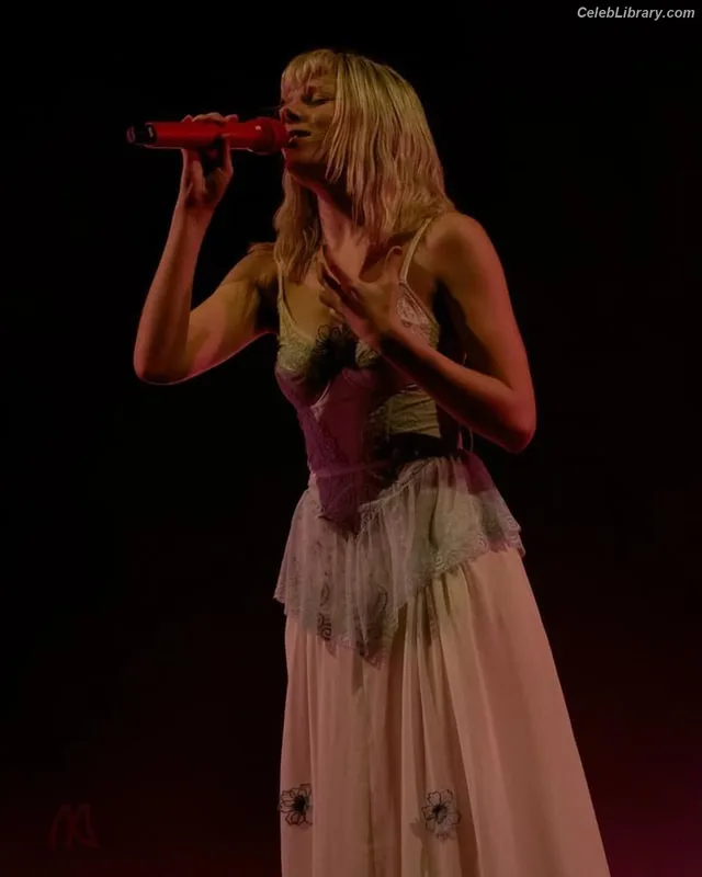 Aurora Aksnes photo 1 of 764