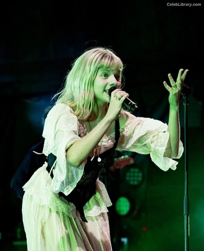 Aurora Aksnes photo 10 of 764