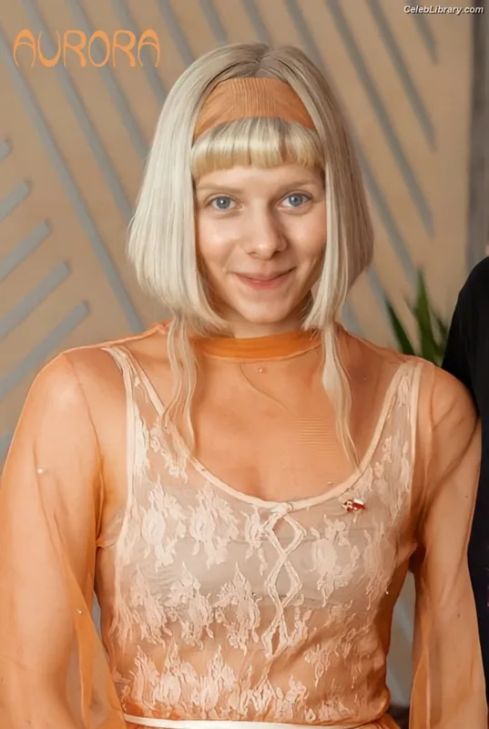 Aurora Aksnes photo 10 of 764