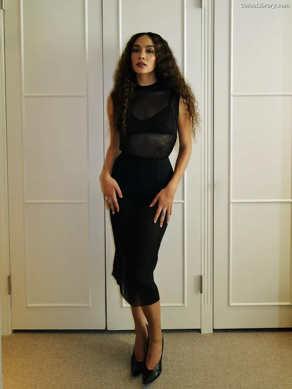Aurora Perrineau photo 2 of 17
