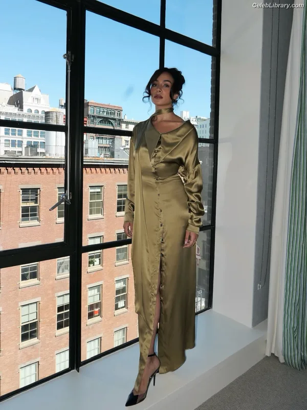 Aurora Perrineau photo 3 of 17