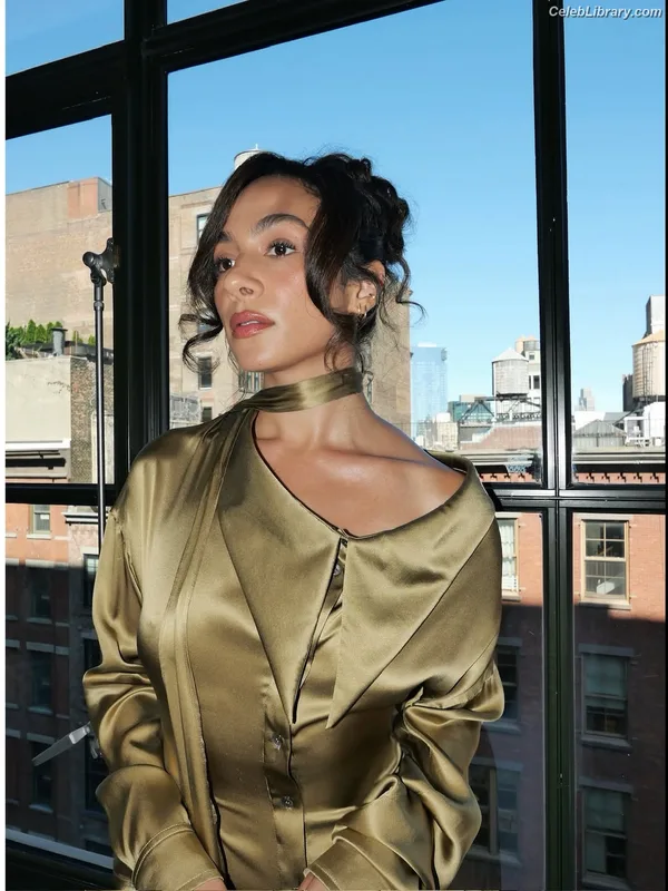 Aurora Perrineau photo 4 of 17