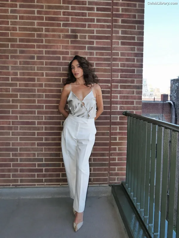 Aurora Perrineau photo 9 of 17