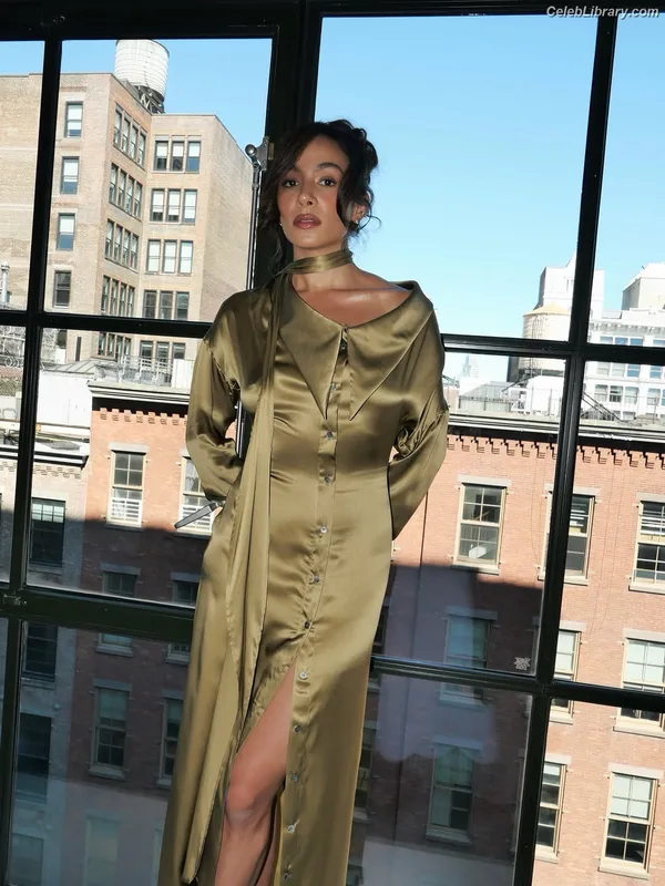 Aurora Perrineau photo 10 of 17