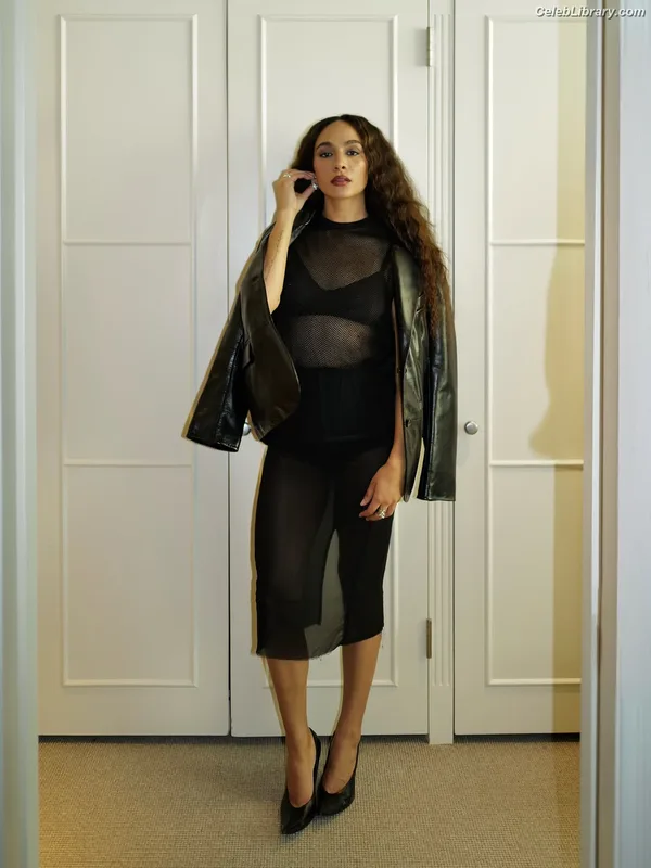 Aurora Perrineau photo 14 of 17