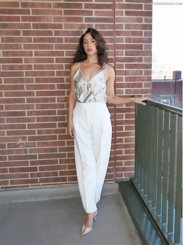 Aurora Perrineau photo 15 of 17