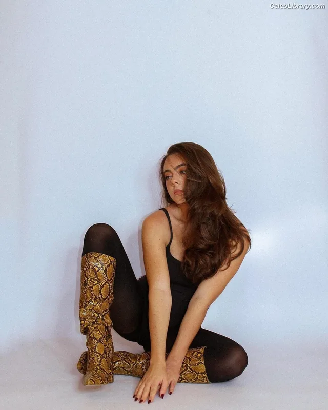 Ava Allan photo 4 of 189