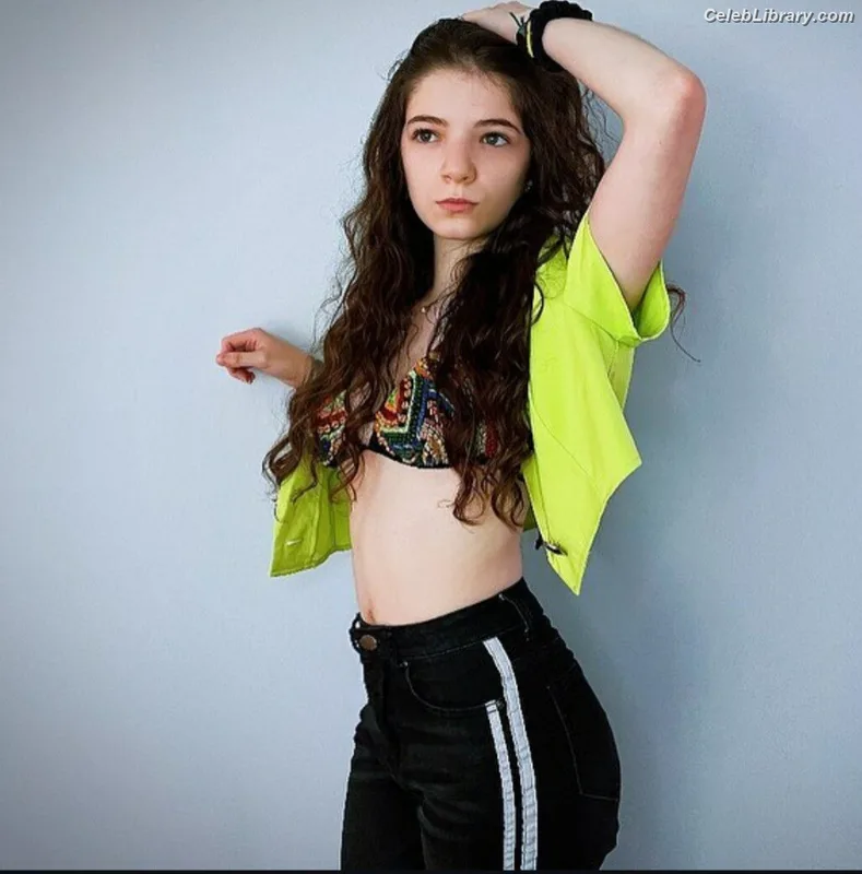 Ava Anduze photo 6 of 46